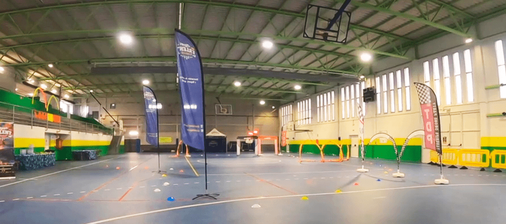 Exhibiciones de una carrera de drones fpv